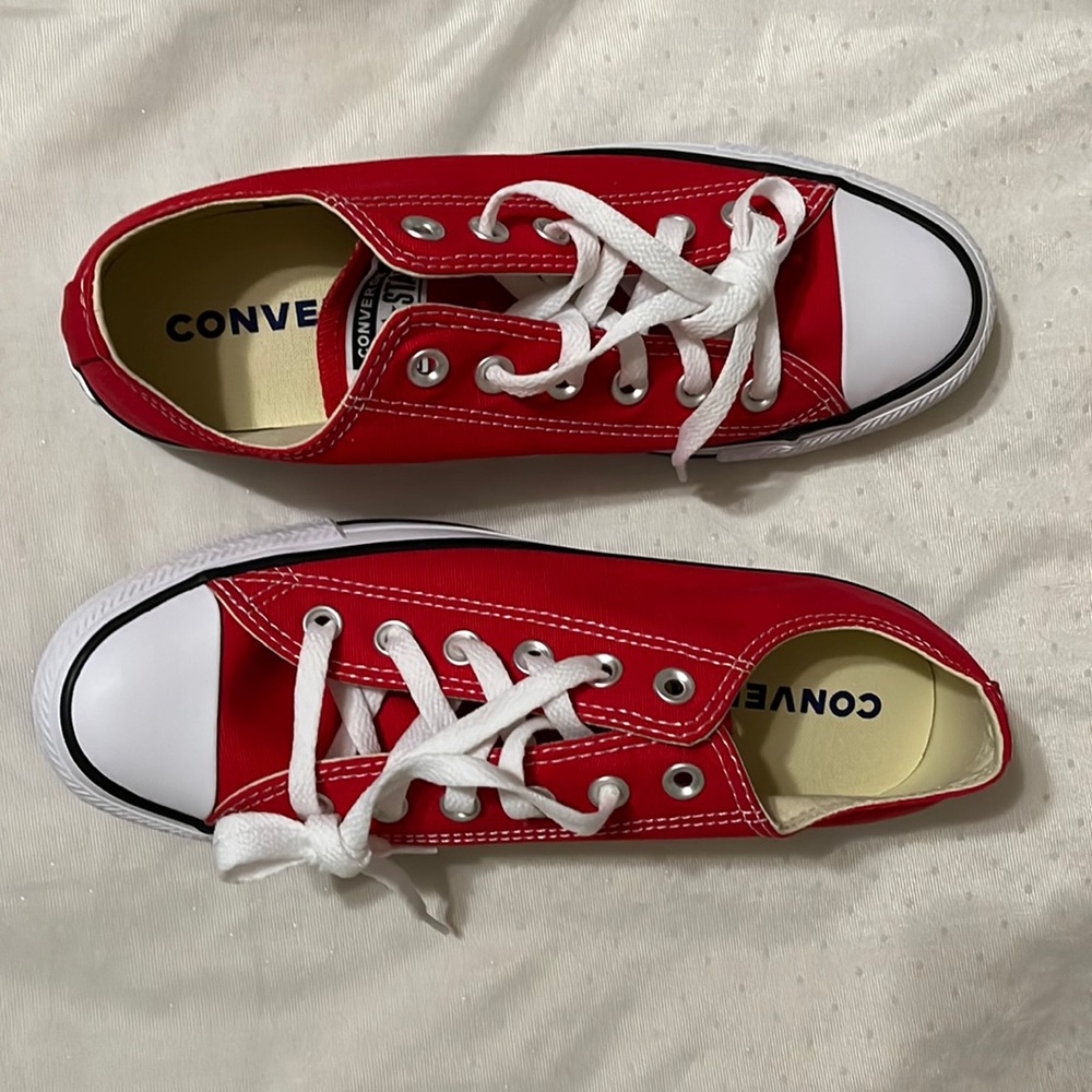 Red Low Top Converse Women’s 8.5 NEVER WORN!